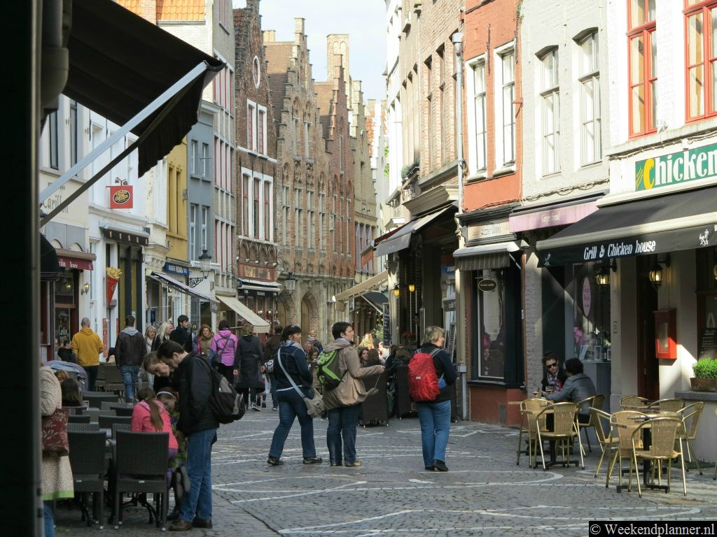 In de Sint-Amandsstraat  zijn veel winkels, restaurants en cafés.